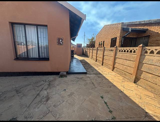 2 BEDROOM HOUSE FOR SALE IN SEBOKENG ZONE 6